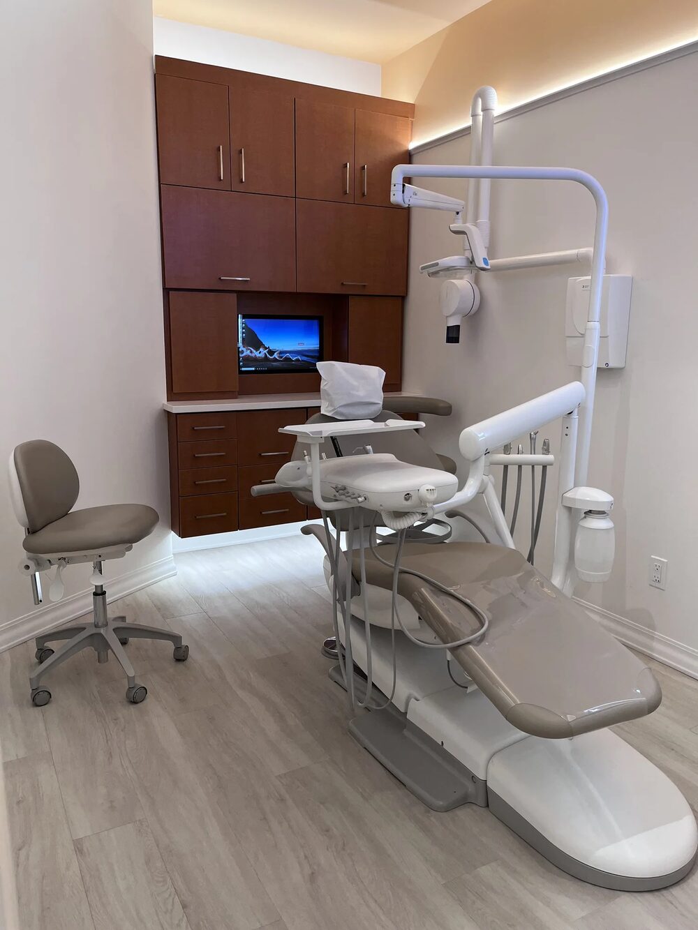 Bright, modern treatment room at Kingsview Dental